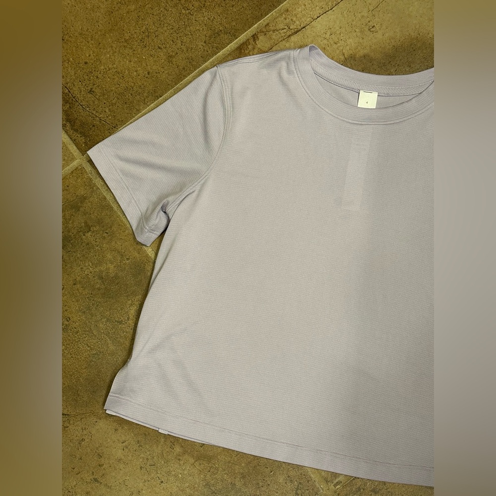 💫Lululemon Women’s Ultralight Waist-Length Tee, Light Purple, NEVER WORN! Size 4 - Picture 3 of 11